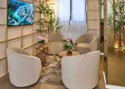 Physio-Lounge-Frankfurt-Warteraum mit Blumen und gemütlichen Sesseln