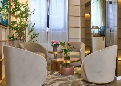 Physio-Lounge-Frankfurt-Warteraum mit Blumen und gemütlichen Sesseln