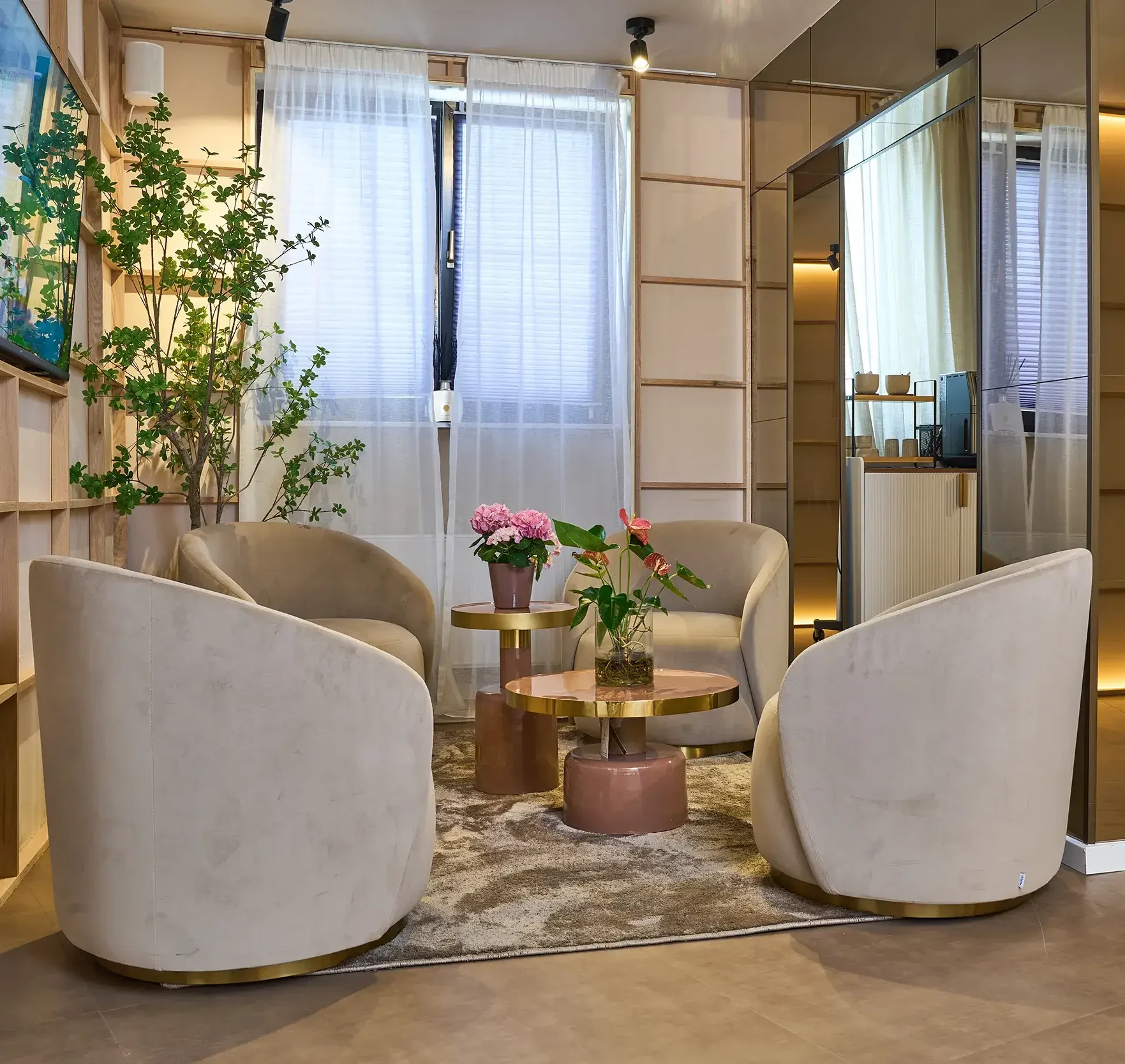 Physio-Lounge-Frankfurt-5310 Physio-Lounge-Frankfurt-Warteraum mit Blumen und gemütlichen Sesseln