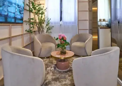 Physio-Lounge-Frankfurt-Warteraum mit Blumen und gemütlichen Sesseln