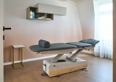 Physio-Lounge-Frankfurt-Behandlungsraum-Liege